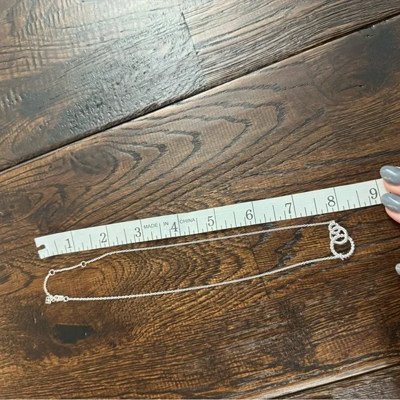 NEW IN BOX Elegant Silver Interlocking Circles Necklace - Picture 8 of 15